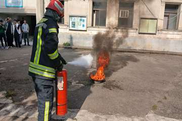 برگزاری مانور آتش‌نشانی در محوطه دانشکده بهداشت