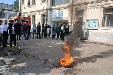 برگزاری مانور آتش‌نشانی در محوطه دانشکده بهداشت